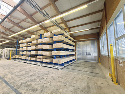 Verfahrbare Kragarm-Regalanlage für die Holzlagerung
